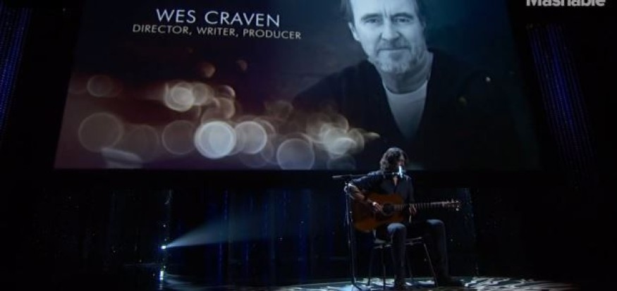 Oscars 2016: Dave Grohl rend hommage aux acteurs disparus