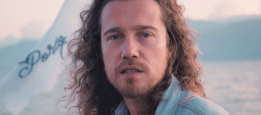 Julien Doré rend hommage à la chanteuse Rose Laurens