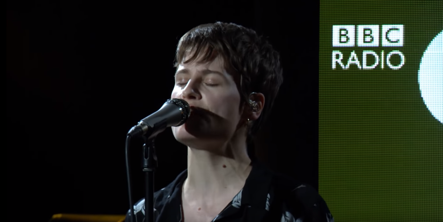 Christine and The Queens : découvrez sa reprise des Maroon 5!
