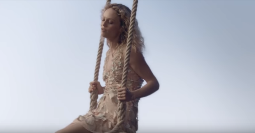 Vanessa Paradis : découvrez le clip de sa chanson «Ces mots simples»!
