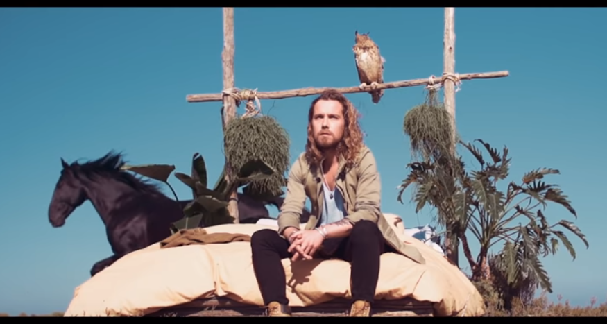Louane et Julien Doré : Découvrez le clip de «Midi sur novembre»!