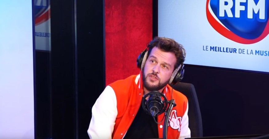 Claudio Capéo interprète «Ta main » dans les studios RFM !
