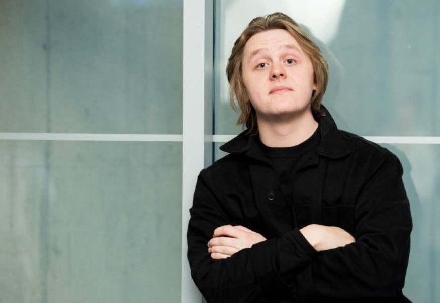 Lewis Capaldi : découvrez son nouveau single « Hold Me While You Wait »