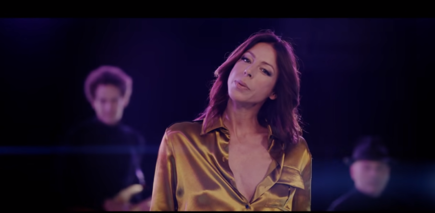 Découvrez le nouveau clip de Rose pour sa chanson « Larmes et paillettes »