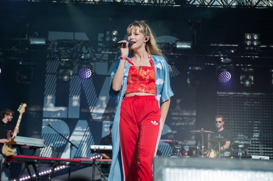 Angèle : Elle livre son nouveau single « Flou »