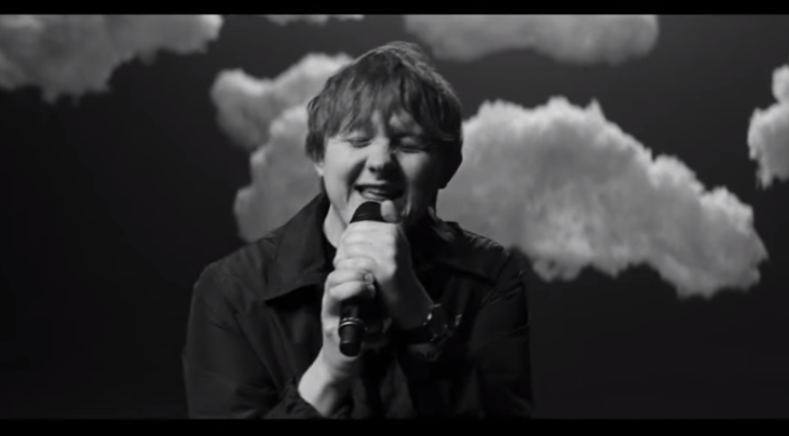 Lewis Capaldi dévoile le clip de la chanson « Hold Me While You Wait »