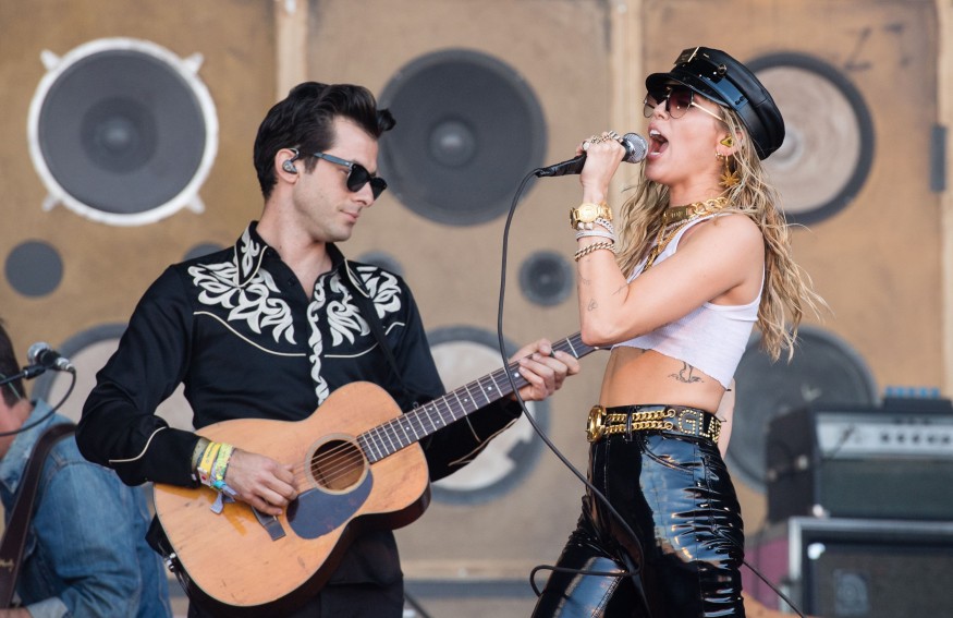 Miley Cyrus et Mark Ronson : Découvrez leur reprise de la chanson « Back to Black » d’Amy Winehouse