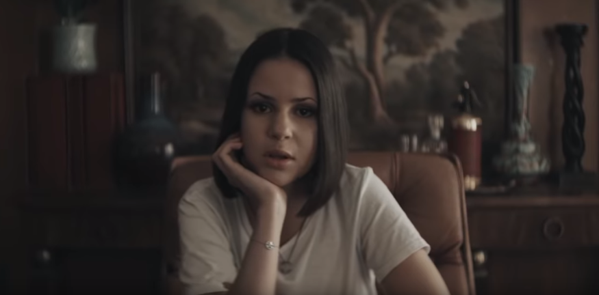 Marina Kaye dévoile le clip de sa chanson « Twisted »