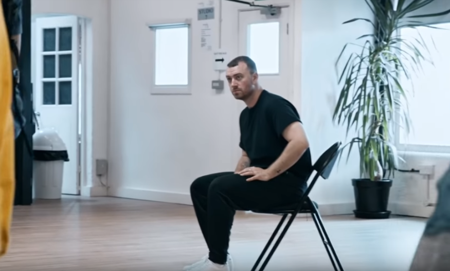 Sam Smith dévoile les coulisses de son clip pour la chanson « How Do You Sleep »