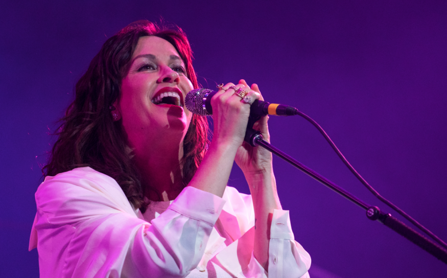 Alanis Morissette dévoile un nouveau single et annonce un concert à Paris