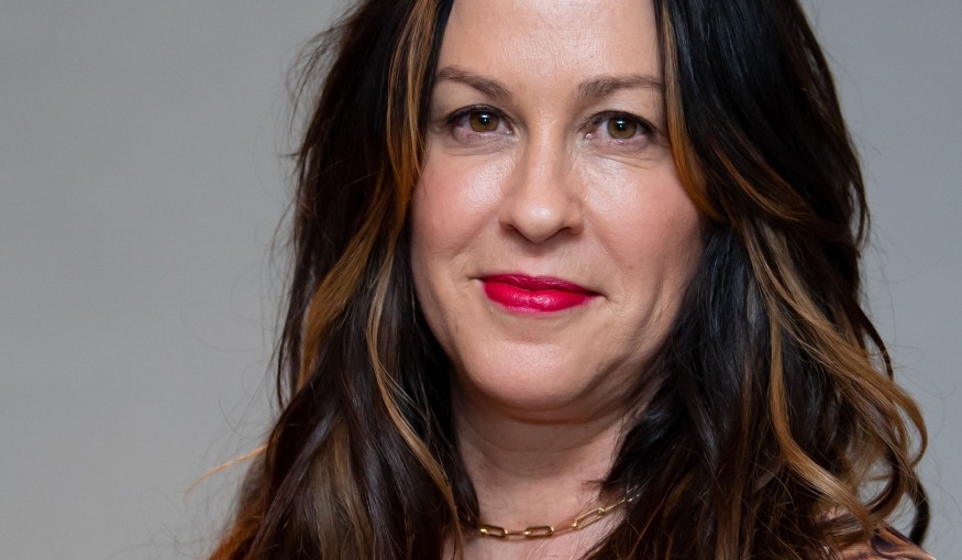Alanis Morissette : Découvrez son clip pour la chanson « Reasons I Drink »