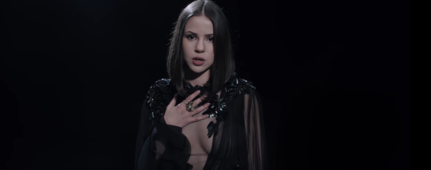 Marina Kaye révèle le clip de son nouveau single «The Whole 9»