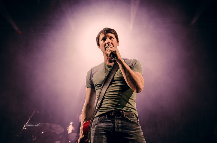 James Blunt livre son nouveau single « 5 Miles »