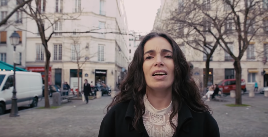 Yael Naim chante «My sweetheart» a capella dans les rues de Paris