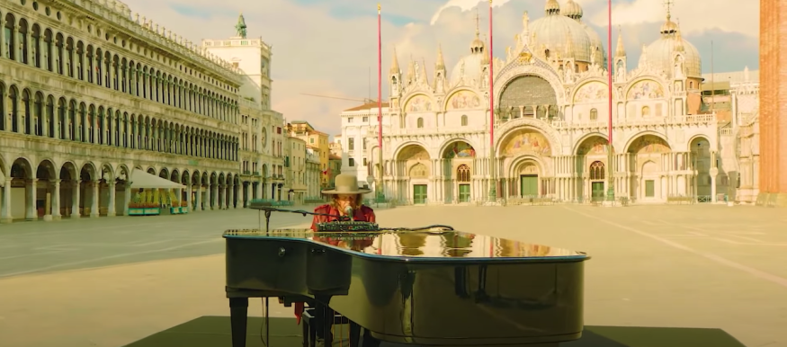 Zucchero :  découvrez son magnifique piano-voix à Venise au milieu de la place Saint-Marc déserte
