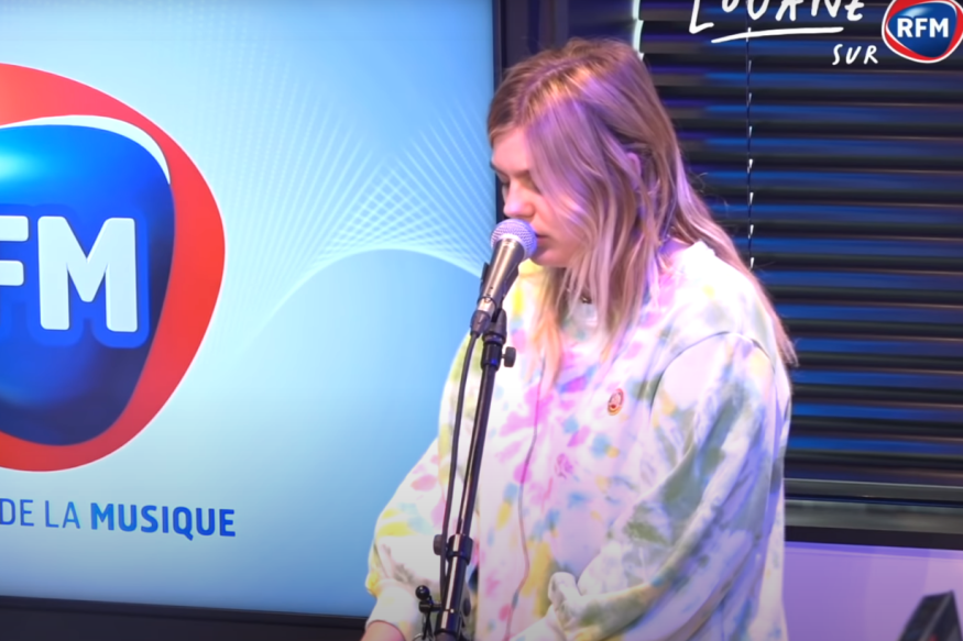 Louane interprète son nouveau single «Donne-moi ton cœur» chez RFM !