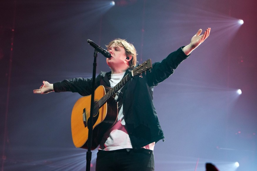 Lewis Capaldi décroche un disque d’or !