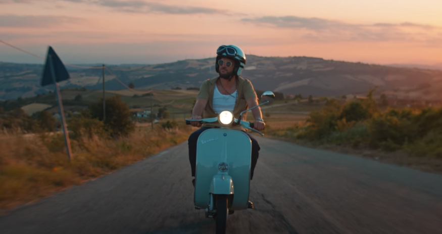 Claudio Capéo: découvrez son nouveau clip «C'est une chanson»