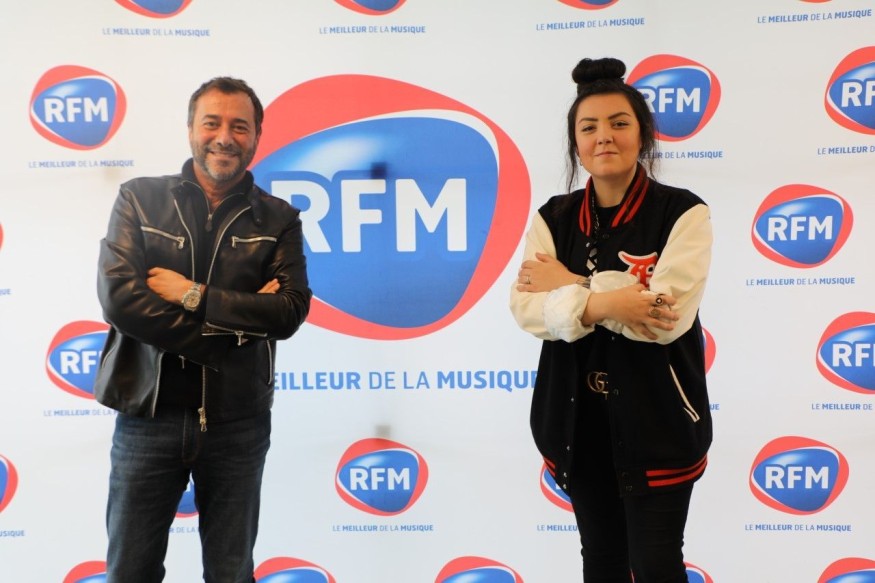 Découvrez l'interview de la chanteuse Hoshi au micro de Bernard Montiel