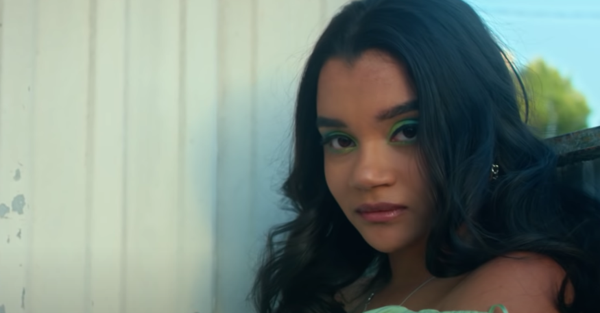 Adeline Lovo: découvrez le clip de «Pierre, Feuille, Papier, Ciseaux»