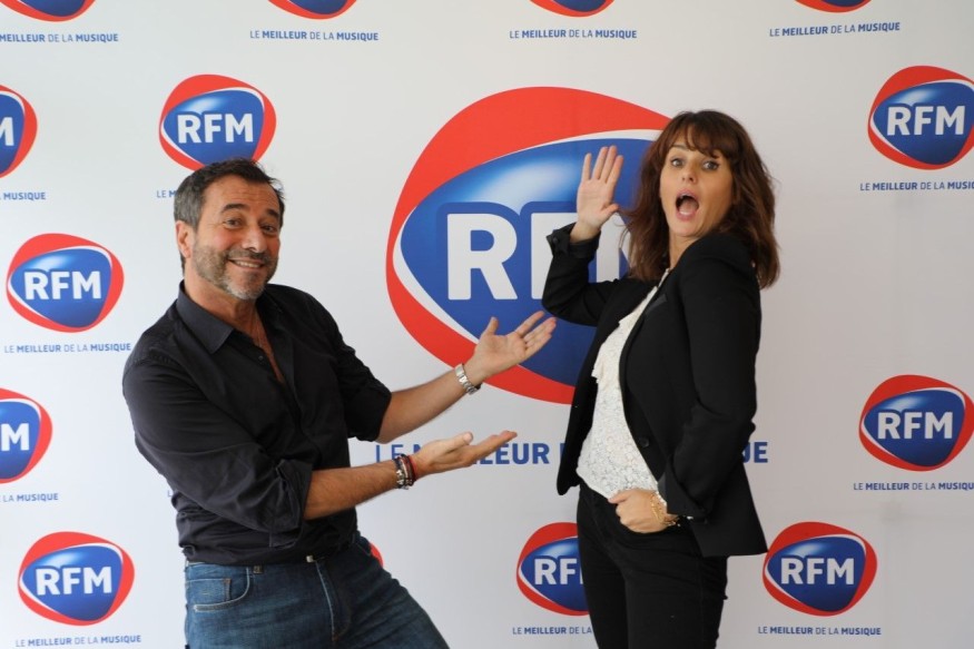 Découvrez l'interview de Faustine Bollaert au micro de Bernard Montiel