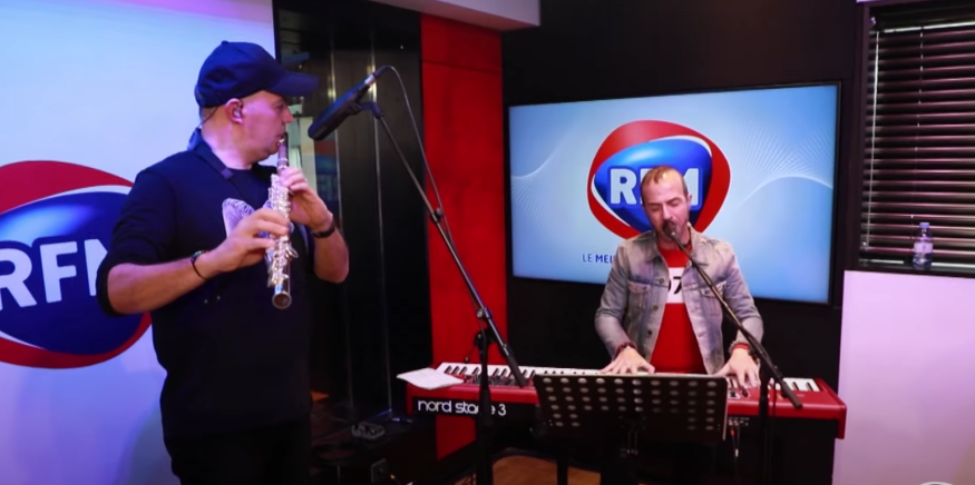 Calogero interprète «On fait comme si» dans les studios RFM