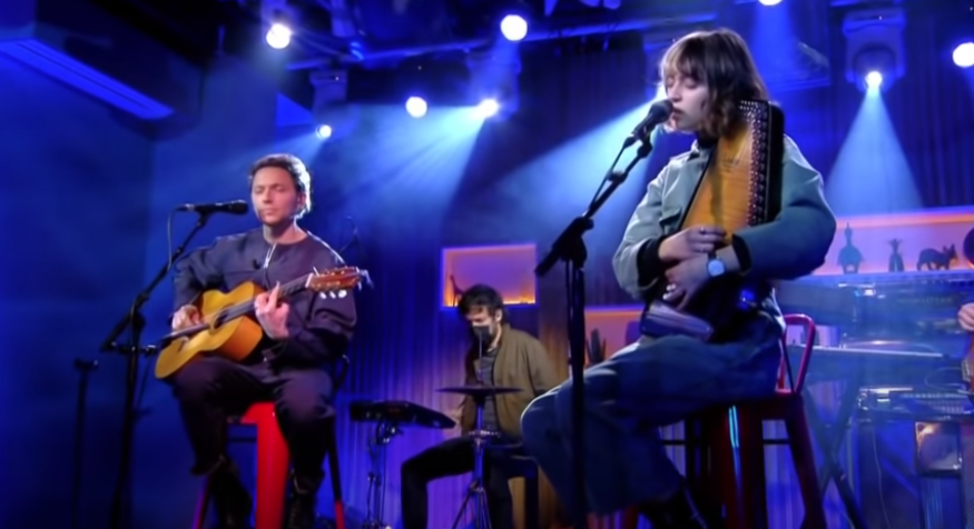 C à vous: Raphaël interprète «Le Train du Soir» avec Pomme