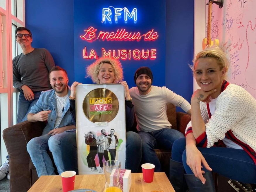 Trois Cafés Gourmands interprète son titre «On t'emmène» sur RFM !
