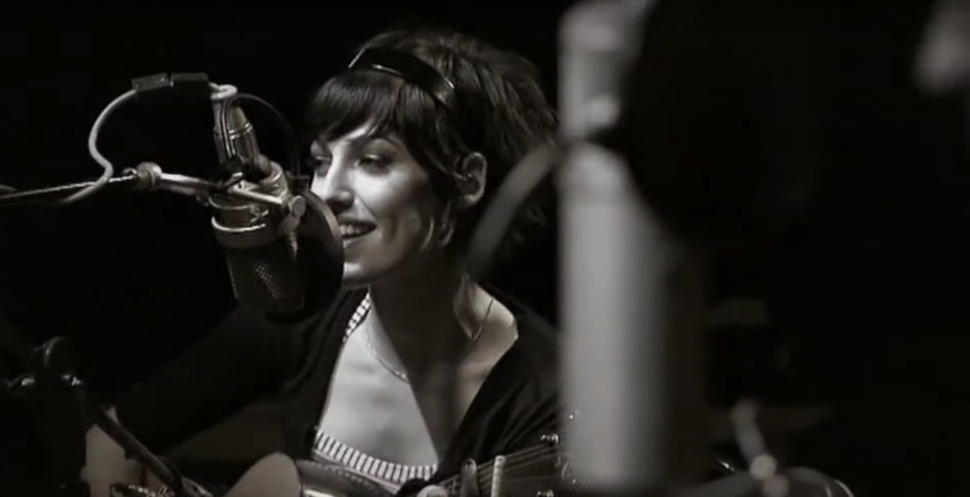 Superbus dévoile un live acoustique de son célèbre morceau «Lola» !