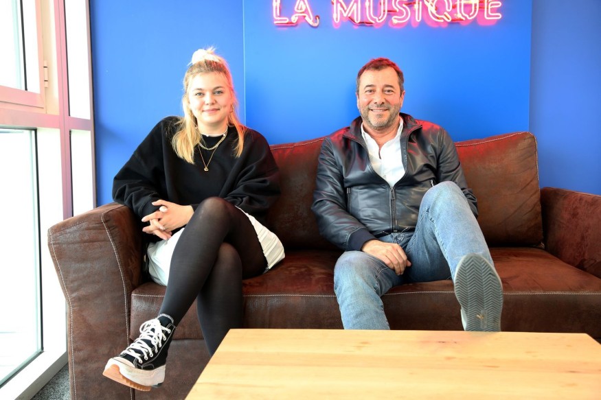 Découvrez l'interview de Louane au micro de Bernard Montiel !