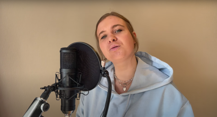 Écoutez les reprises acoustiques d’Emma Peters sur « Cover »