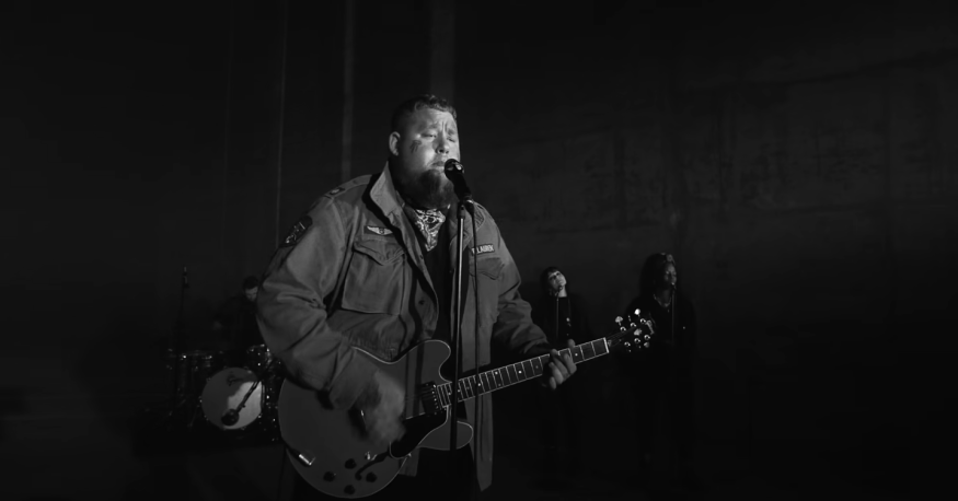 Rag’n’Bone Man dévoile un clip sublime pour « Alone »