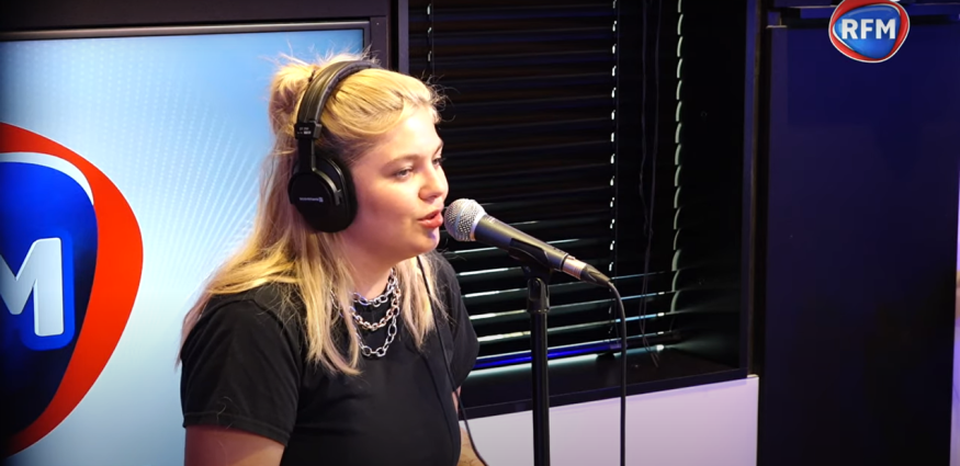[EXCLU RFM] Louane chante pour la première fois son nouveau single « Tornade » dans les studios de RFM !
