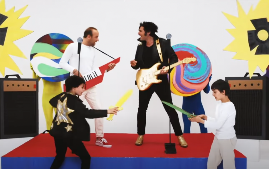 «Petit Jeu»: découvrez le nouveau clip du chanteur Ours avec -M- !