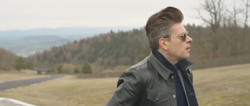 Benjamin Biolay sur un circuit de Formule 1 pour  « Ma Route »