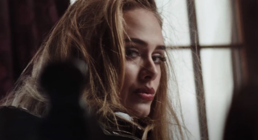 Adele est de retour avec le single «Easy on Me» et son clip !