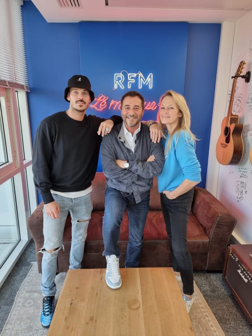 Découvrez l'interview de Matt Pokora et Estelle Lefébure au micro de Bernard Montiel !