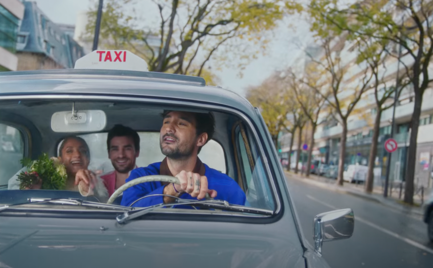 Jérémy Frerot se glisse dans la peau d'un chauffeur de taxi pour «A la vie qu'on mène» !