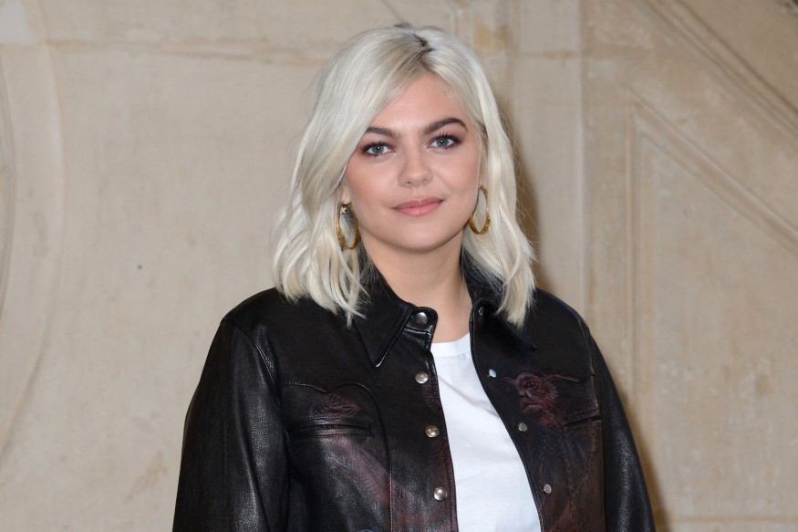 Louane sera la voix de l'adaptation audio du roman jeunesse « Corba - Lîle du mage » de Rémi Faure !