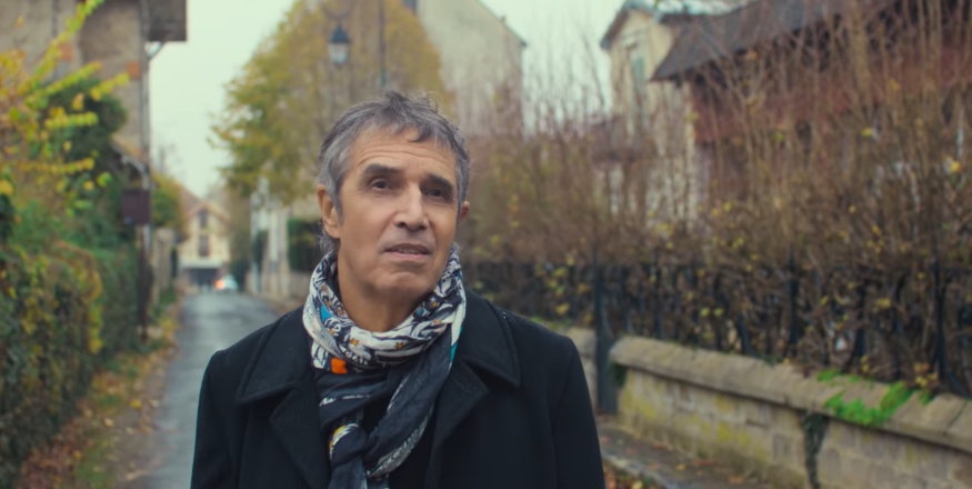 Julien Clerc reprend « À bicyclette » avec un clip moderne !