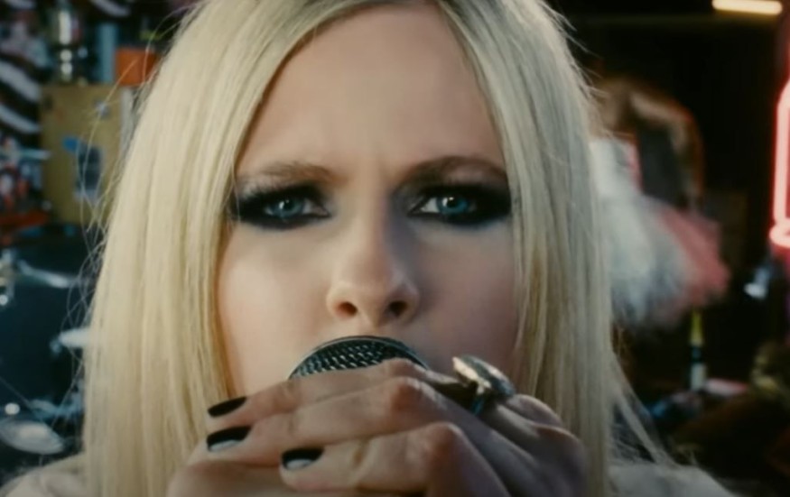 Avril Lavigne : La reine de la pop/rock est de retour avec le clip de «Bite Me»