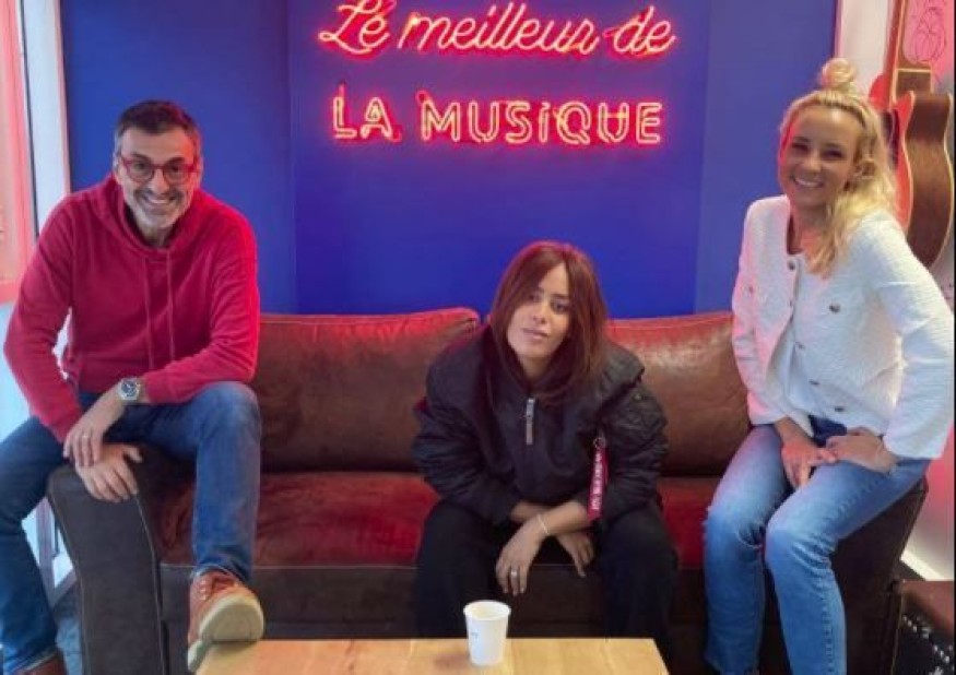 Amel Bent interprète «Le Chant des Colombes» dans Le Meilleur des Réveils !