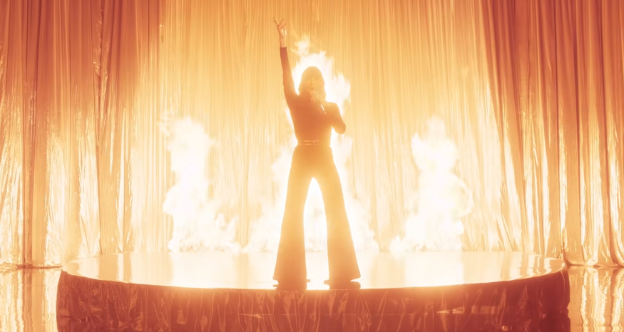 Juliette Armanet sort un clip disco pour « Qu’importe »
