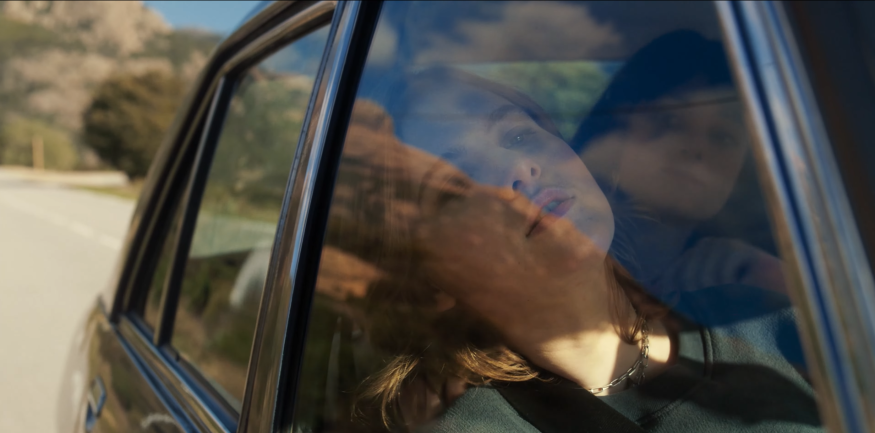 Emma Peters dévoile un clip pour « Le Temps Passe »