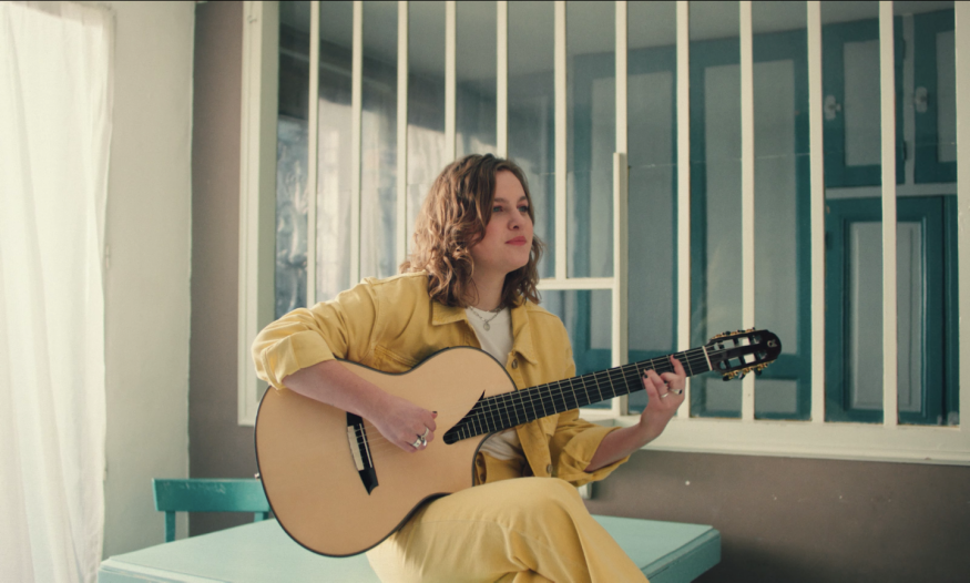 Découvrez « Envoie moi une musique » le nouveau single d'Emma Peters !