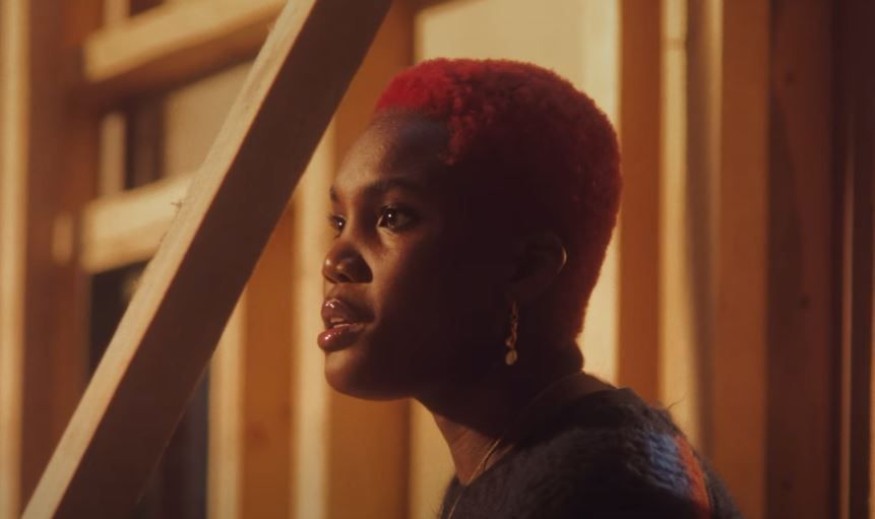 «Softly» : Arlo Parks révèle son nouveau single ensoleillé !