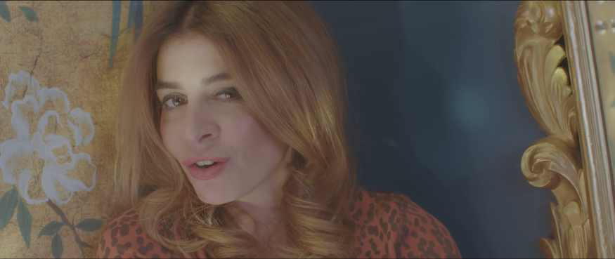 Julie Zenatti partage sa bonne humeur dans le clip « Déhanche »