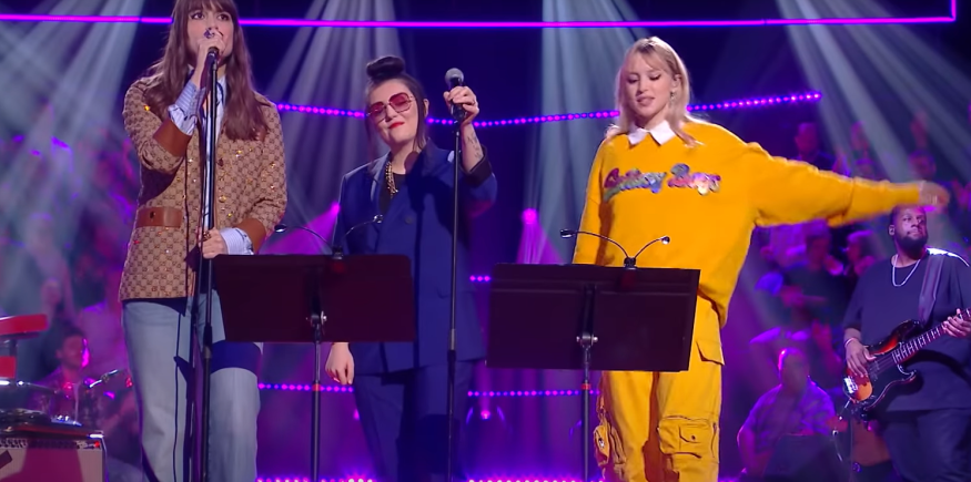Angèle, Clara Luciani et Hoshi interprètent « Balance ton quoi »