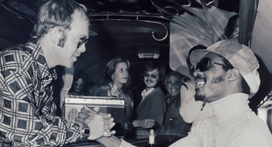 Elton John dévoile un clip pour son duo avec Stevie Wonder