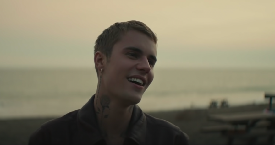 Justin Bieber invite Leon Bridges sur scène pour interpréter « River »